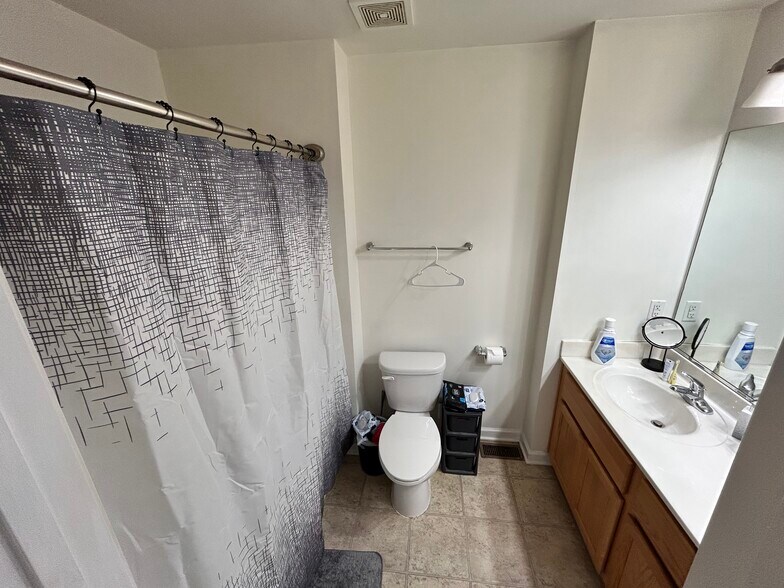 Master bathroom - 70 Fast View Dr