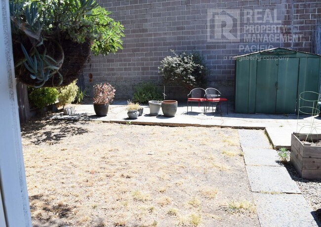 Building Photo - Spacious 3 Bedroom in Prime Location