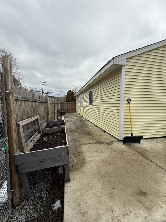 Building Photo - 158 Lake Hayward Rd