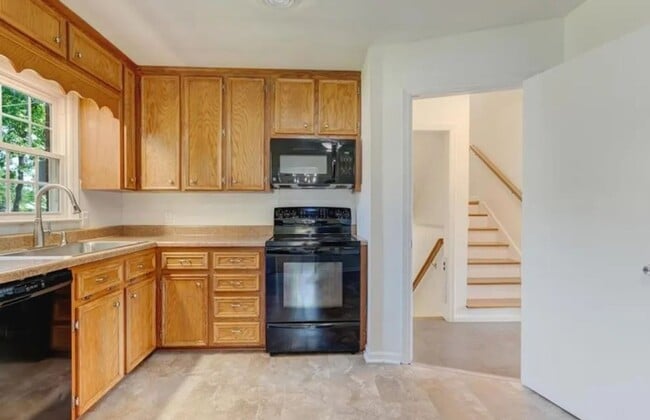 Building Photo - The Best of Both Worlds: Secluded Feel wit...