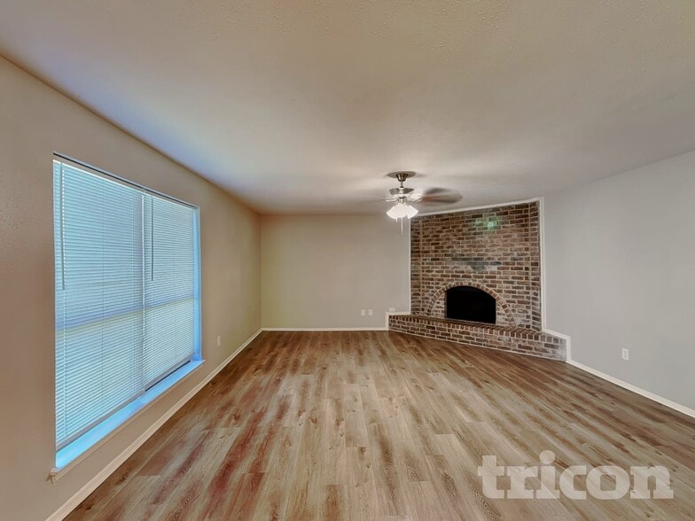 Building Photo - 1555 Willowbrook St