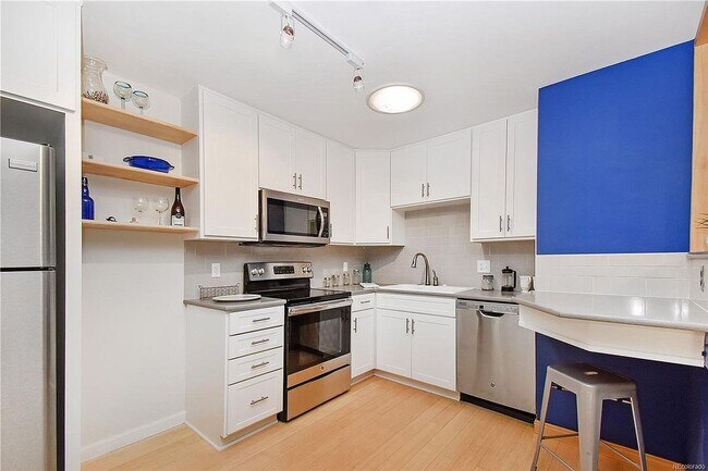 Building Photo - HIGHLY DESIRABLE West Pearl 2 Bed 1 Bath Top Floor Condo-Available August 5th!