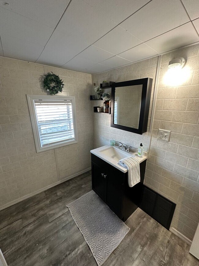 Building Photo - 2 bed, 2 bath home for rent in Waterloo, available IMMEDIATELY