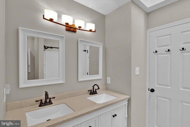 Building Photo - 751 Chanticleer