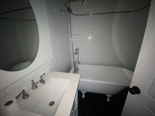 Building Photo - Amazing Updated One Bedroom in South Nashv...