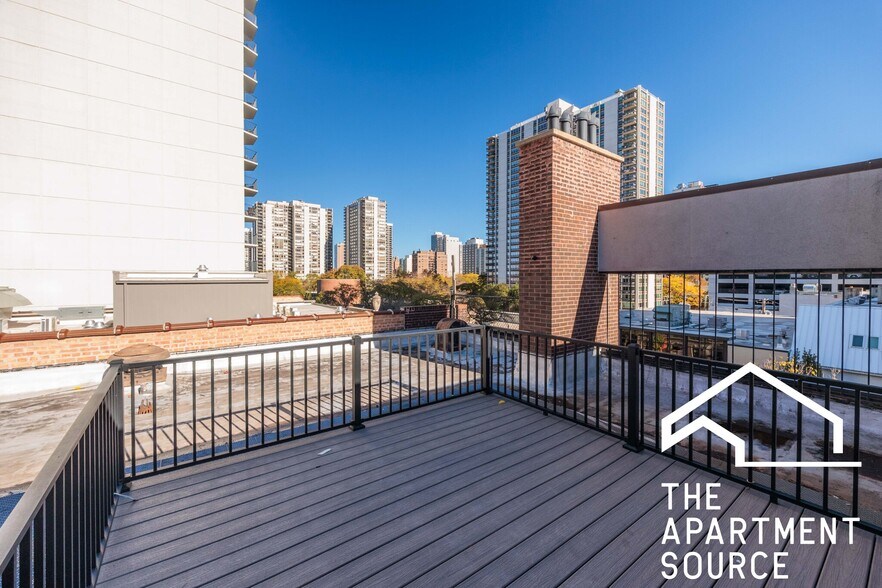 Building Photo - 1223 N La Salle Dr