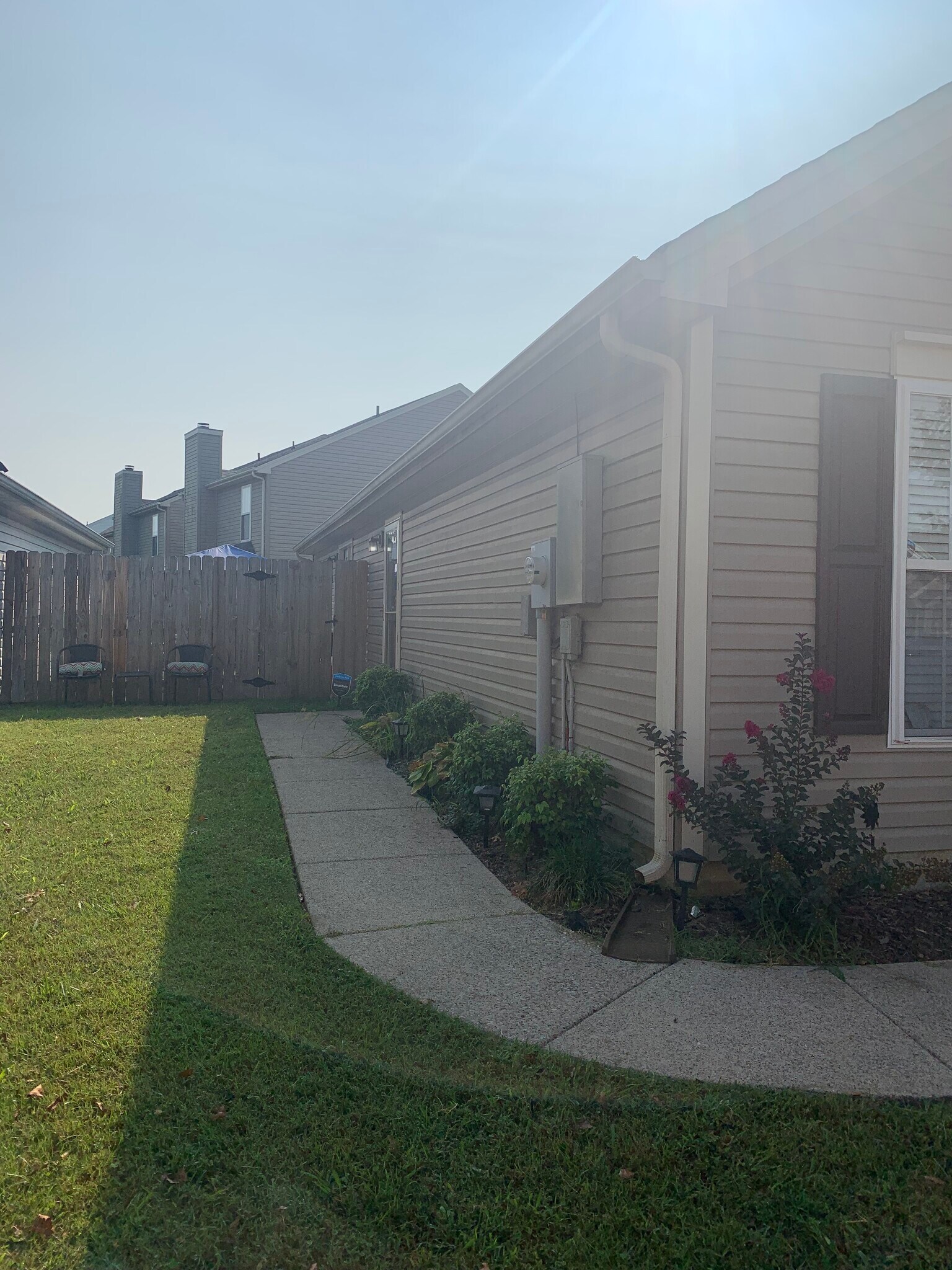 Private entrance to backyard + Home - 2542 Sonar St