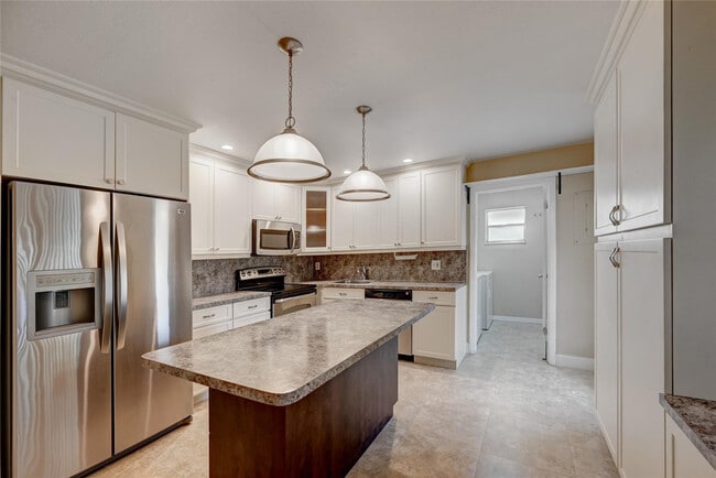 Building Photo - 8760 Azalea Ct