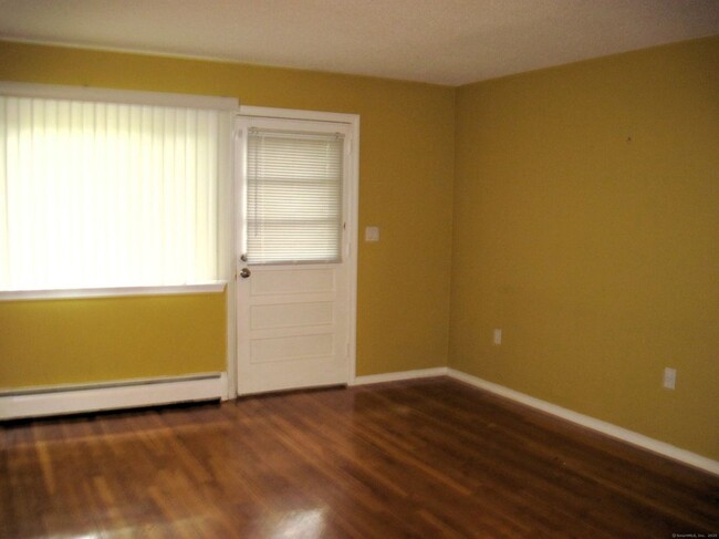 Building Photo - 11 Camelot Dr