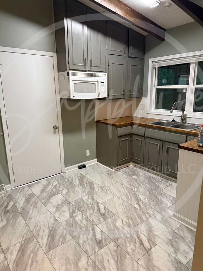 Building Photo - 2815 S Collin Ave