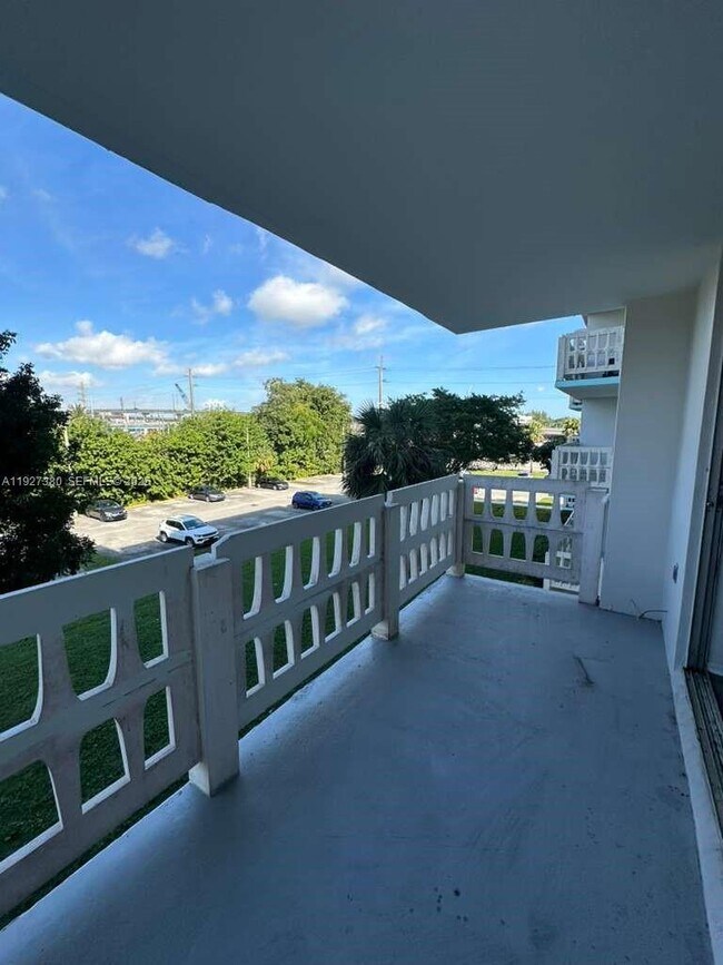 Building Photo - 15600 NW 7th Ave