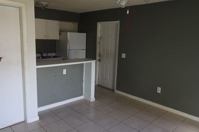 Building Photo - 727 Lucaya Dr