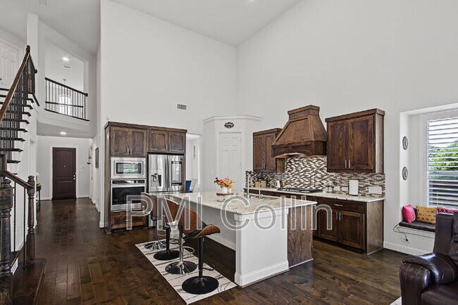 Building Photo - 8701 Fairway Ln