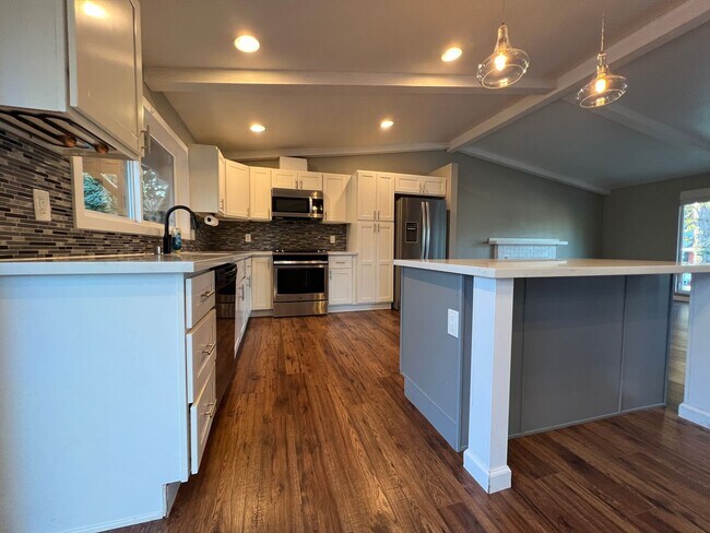 Building Photo - 3 Bedroom 2.5 Bath in Desirable Renton Fairwood Greens