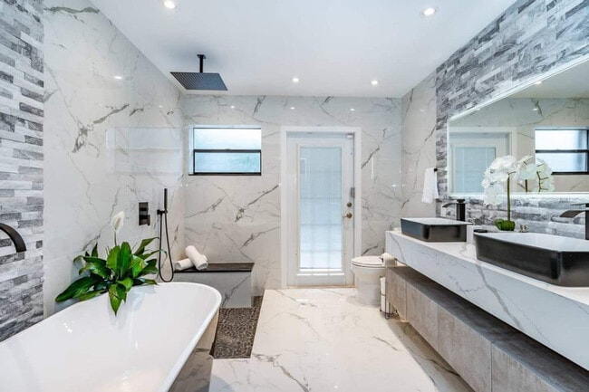 Building Photo - 830 SW 14th Ct