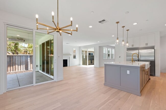 Building Photo - Amazing San Carlos Home
