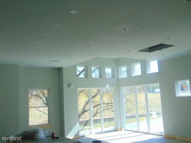 Building Photo - 2 br, 2 bath Apartment - 1800 S IH-35 SVRD SB