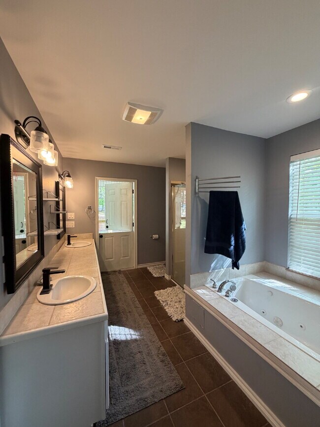 Building Photo - 1270 Skyview Dr