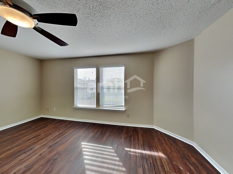 Building Photo - 1221 Redwood Dr