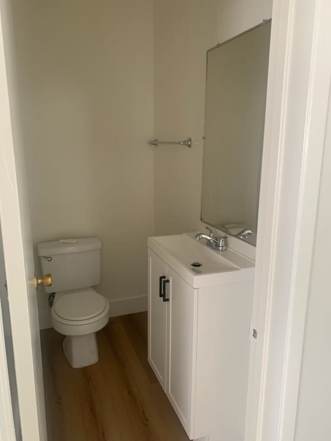 1/2 Bath - 1109 S Sherbourne Dr