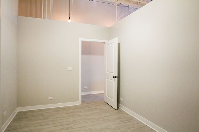 Building Photo - 4435 W Fullerton Ave