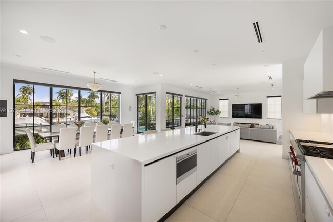 Building Photo - 885 NE 76th St