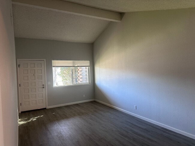 Building Photo - Beautiful 2 bedroom 1 bath with Garage!