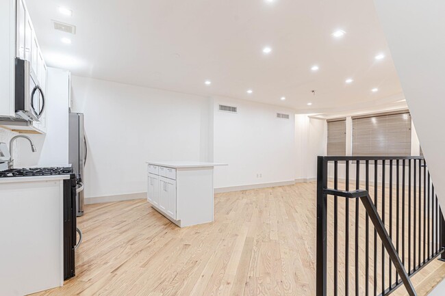 Building Photo - 282 E 38th St