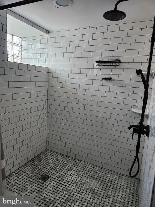 Building Photo - Gorgeous end-unit row home available for r...