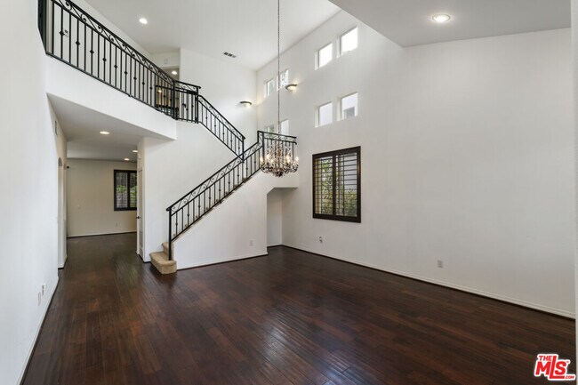 Building Photo - 14321 Hortense St
