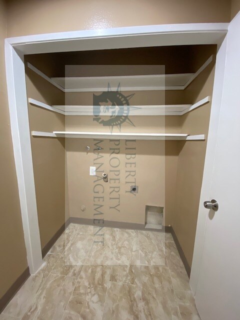 Building Photo - 1190 S Winery Ave