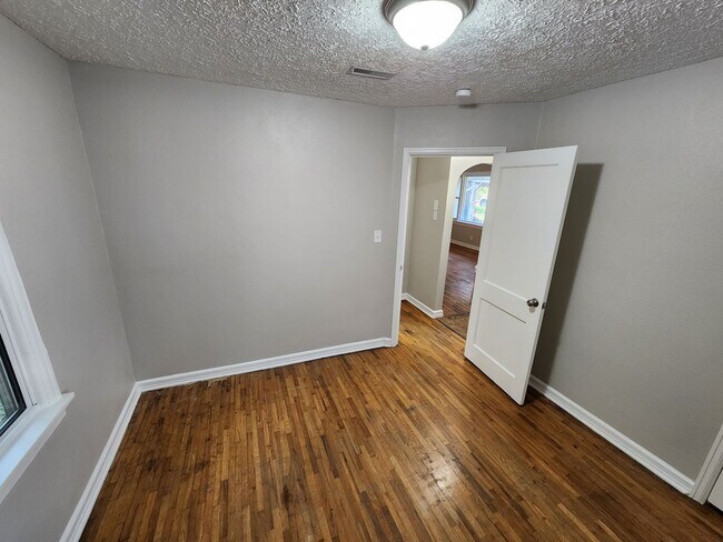 Building Photo - Spacious 3-Bedroom, 2-Bathroom Home AVAILA...