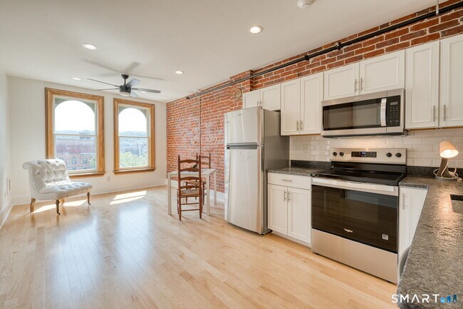 Building Photo - 11 Main St