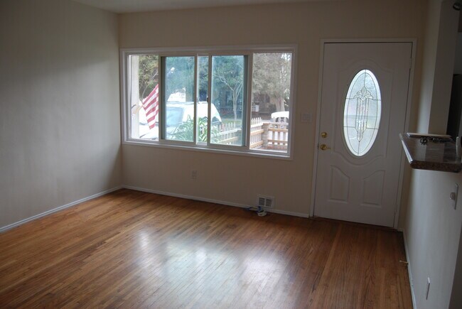 Building Photo - 536 39th W St