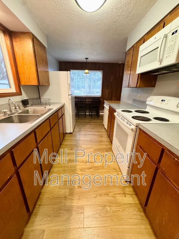 Building Photo - 10 Campfire Ct