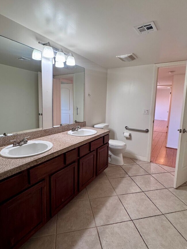 Building Photo - 3 Bedroom 2 Bath Penthouse condo in Van Nuys