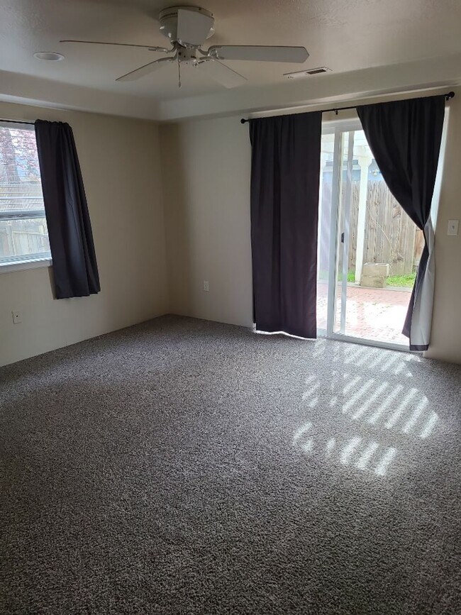 Building Photo - Spacious 3 Bed, 2 Bath Home on a Corner Lot in Southwest Medford