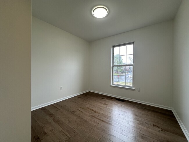 Building Photo - Townhouse with Woods Views and Community Amenities in Centreville