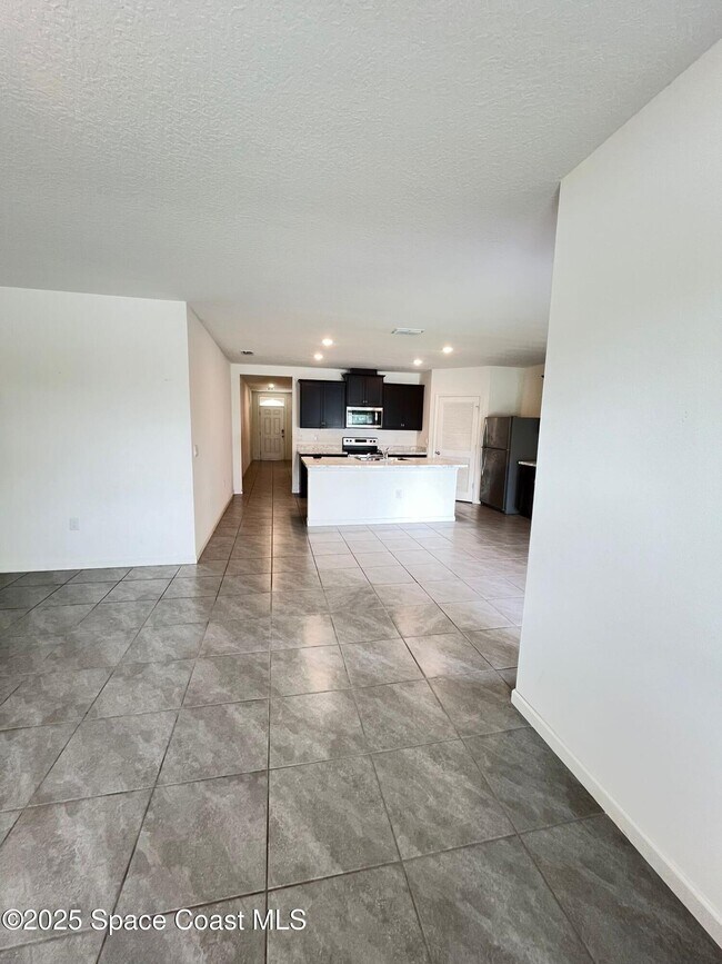 Building Photo - 1570 San Filippo Dr SE
