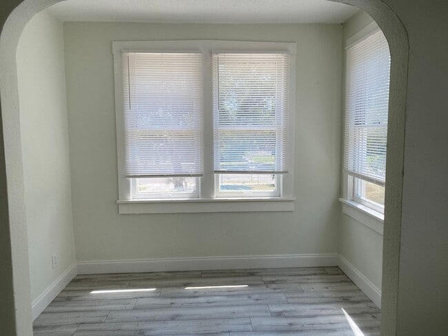 Building Photo - 18th Ave S Triplex