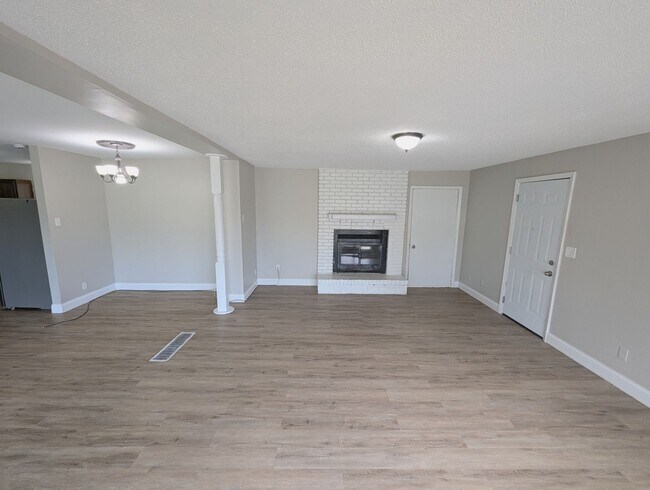 Building Photo - Farmview Vista - Section 8 Friendly!