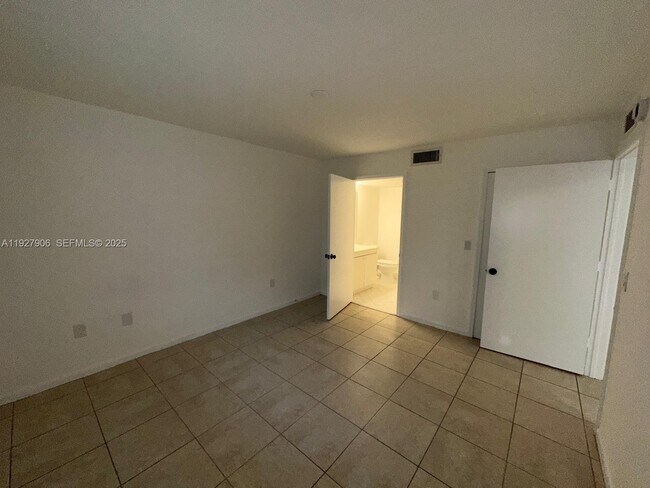 Building Photo - 2911 SE 13th Rd