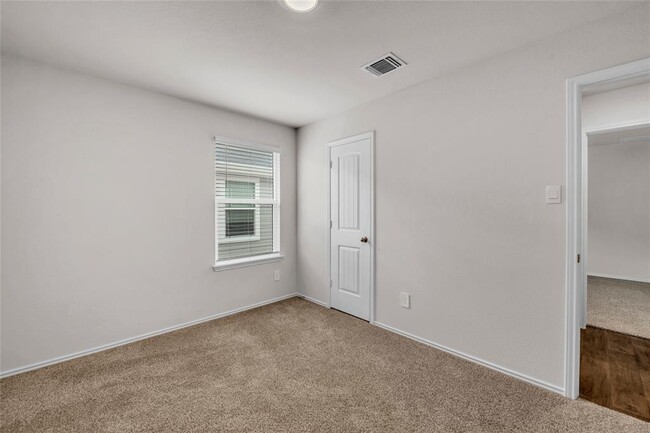 Building Photo - 185 Sandringham Lp