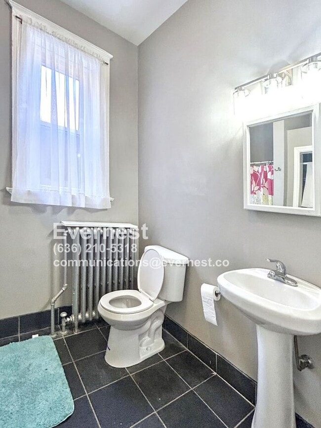 Building Photo - 4-Bedroom, 2-Bathroom Home in a Convenient...