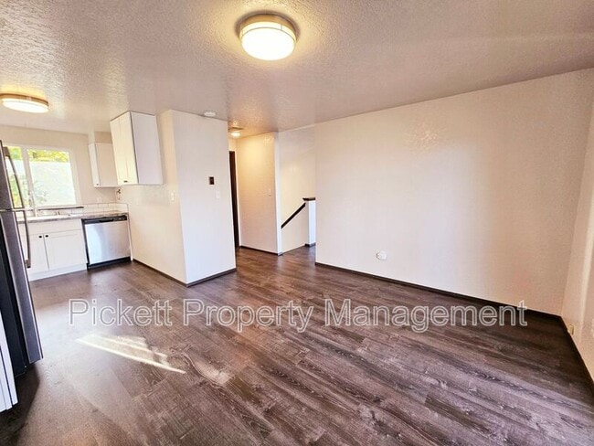 Building Photo - 4619 Beach Dr E