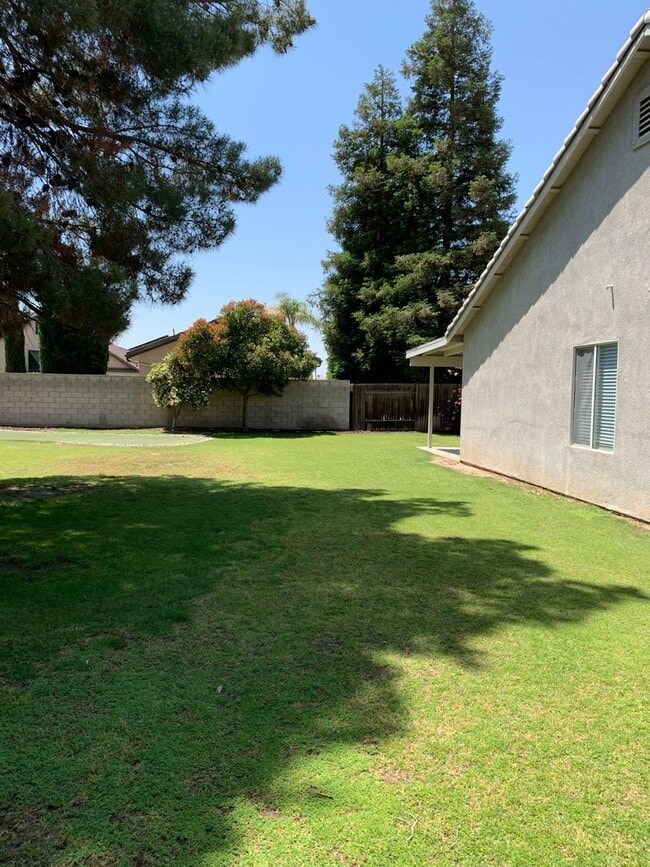 Building Photo - River Oaks Area Stockdale Highway & Buena Vista 93311 4+2 $2600