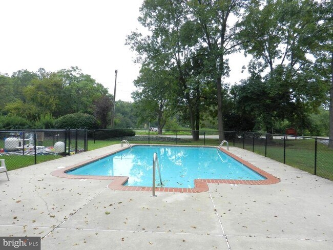 Building Photo - 335 E Lancaster Ave