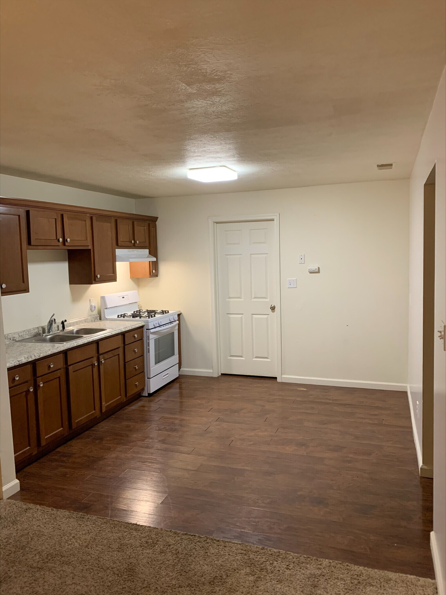 Building Photo - 1014 N Hodson Ave