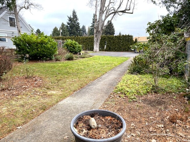 Building Photo - Quaint Hood River Cottage