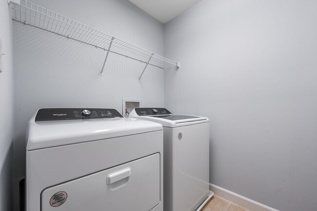 Building Photo - Beautiful 3 Bedroom / 2.5 Bathroom Townhome - Available NOW!